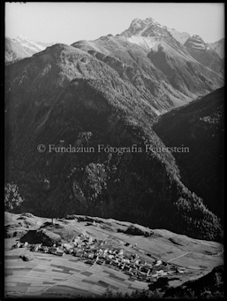 Ardez, Blick von Mot del Om aufs Dorf