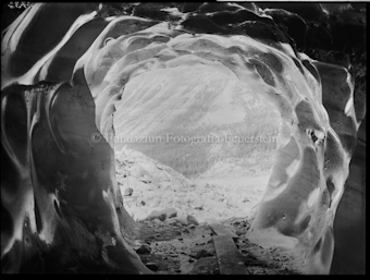 Morteratsch, Eisgrotte mit Stosskarren