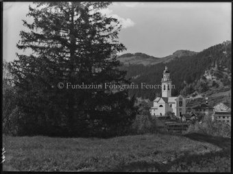 Tiefencastel Kirche seitwärts Tanne