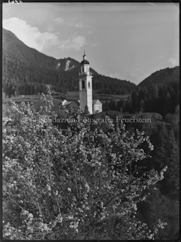 Tiefencastel Kirche mit Blüten im Vordergrund