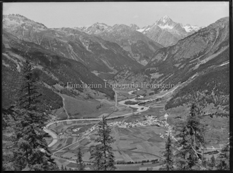 Blick von Weg Val Cluoza auf Zernez und Linard