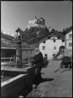 Schloss Tarasp von Sparsels aus mit altem Mann