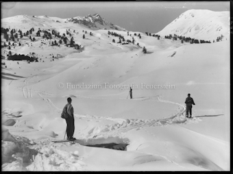 Winteralpinisten vor Landschaft