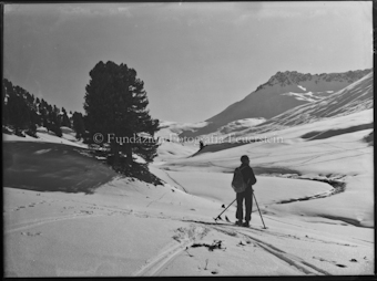 Winteralpinist vor Landschaft