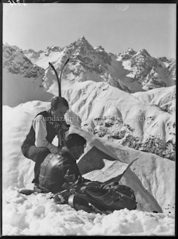 Winter S-charl Roman und Paul mit Landkarte