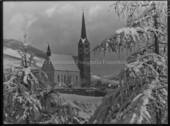 Scuol Winter Kirche mit Tele aufgenommen