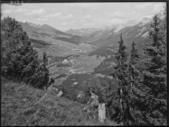 Blick von Montana auf Schloss und Scuol