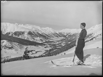 Winter Zuoz Panorama mit Frl. Gilli drei Platten, Kleines Panorama mit Frl. Gilli, gleiche Nummer