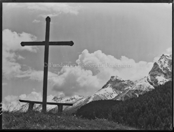 Stimmungsbild bei Tarasp mit Kreuz