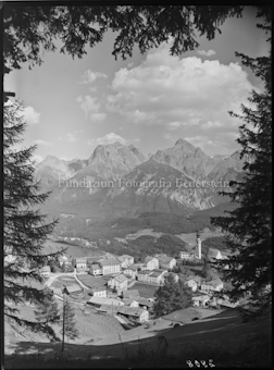 Ftan Dorf mit Lischana (Bäume gerahmt)