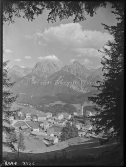 Ftan Dorf mit Lischana (Bäume gerahmt)