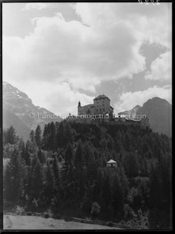 Schloss Tarasp mit Schwerer Wolke