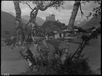 Schloss Tarasp mit Sparsels zwischen Birken