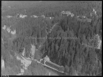 Trinkhalle mit Vulpera Panorama zwei Platten