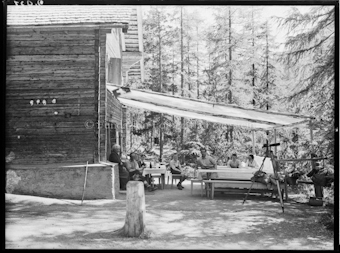 Nationalpark Blockhaus Val Cluoza mit Leute