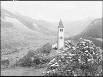 Oberhalbstein, Mons alte Kirche, Blick gegen Brueg und Schmitten