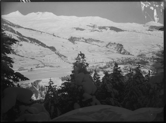 Winter Scuol, ganzes Dorf gegen Campatsch
