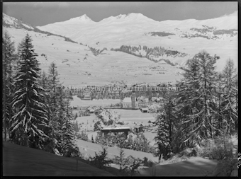Winter Scuol, ganzes Dorf gegen Campatsch
