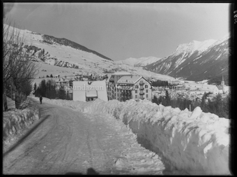 Winter Scuol Bahnhofstrasse mit Blick auf Scuol