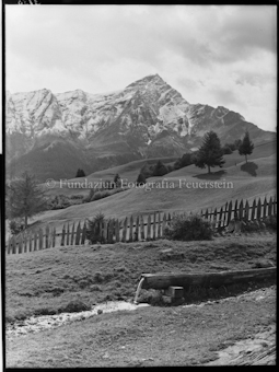 Domleschg Piz Beverin mit Brunnen im Vordergrund