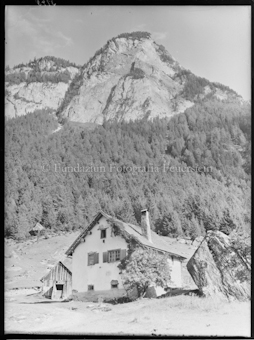 Schamsertal kleines Haus am Berghang