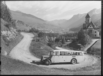 Autopost Scuol Tarasp Blick auf Engadina und Scuol