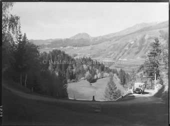 Autopost Scuol Tarasp Blick auf Engadina und Ftan