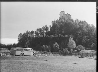 Autopost Scuol Tarasp Blick auf Schloss