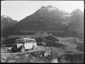 Autopost Scuol Ftan Blick auf Pisoc und Schloss