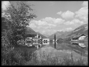 Tarasp Fontana mit See und Reflex