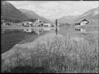 Tarasp Fontana mit See und Schilf im Vordergrund