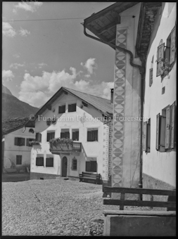 Scuol, Dorfplatz Haus Vonmoos, Ecke Gaudenz