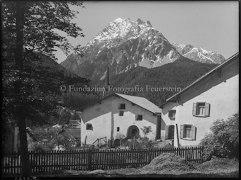 Scuol Dorfpartie Haus Ritze gegen Pisoc von Parkhaus