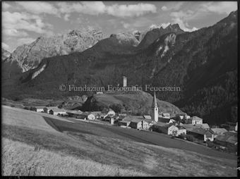 Ardez Dorf mit Schloss und Kornacker