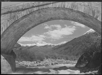 Tessin Brücke bei Motto Ludiano, Blick gegen  Acquarossa
