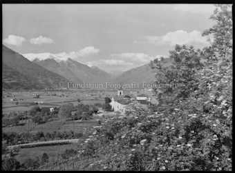 Cadenazzo im Hintergrund Giubiasco Bellinzona