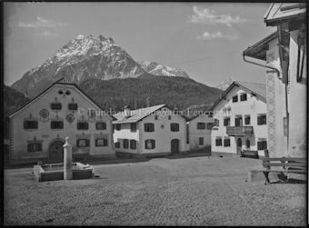 Scuol Dorfplatz gegen Haus Sarott