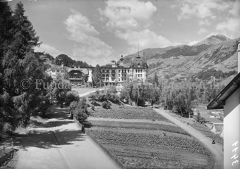 Vulpera, Hotel Waldhaus, im Vordergrund der Gemüsegarten, im Hintergrund Ftan