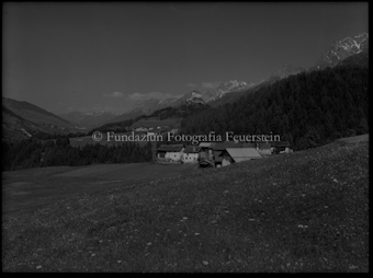 Landschaft mit Weiler, im Hintergrund Schloss Tarasp