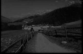 Landschaft mit Weiler, im Hintergrund Schloss Tarasp