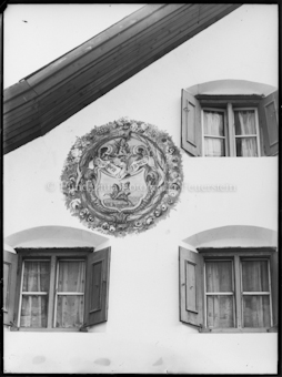 Hausdetail mit Wappen Bisuz