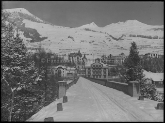 Scuol, Gurlainabrücke mit Hotel Hohenfels und Atelier Feuerstein
