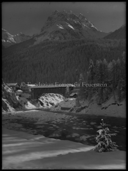 Scuol, gedeckte Holzbrücke