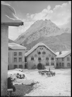 Scuol, Dorfbrunnen mit Schafen
