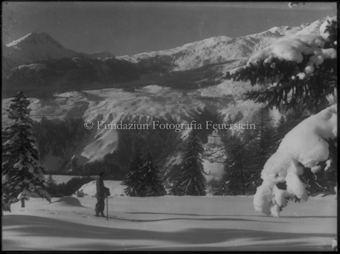 Winterlandschaft, im Hintergrund Schloss Tarasp