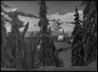 Winterlandschaft, im Hintergrund Scuol