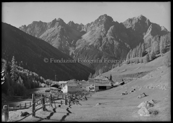 S-charl, Dorfpartie mit Bergpanorama