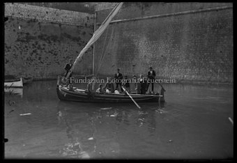 Fischerboot in einem Adriahafen