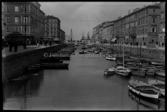 Boote in einem Kanal