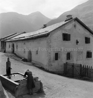 Haus vor Berglandschaft im Hintergrund, Bezeichnung Hülle: Guarda, neue Aufnahmen